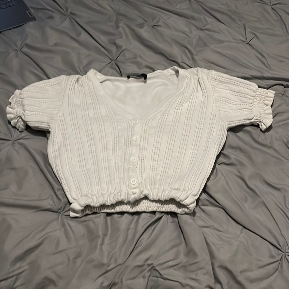 size small white button up crop top